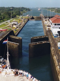 Panama_Canal_Gatun_Locks_opening